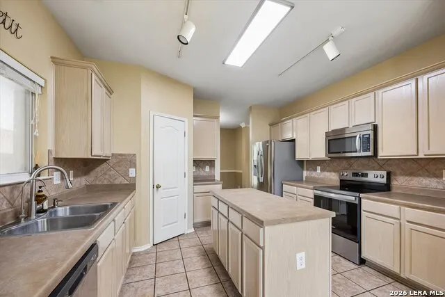 121 OZUNA DR Cibolo, TX 78108