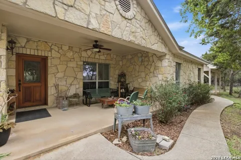 707 Oakridge Ln