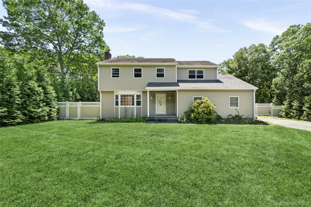 39 Sherwood Road Hampton Bays, NY 11946