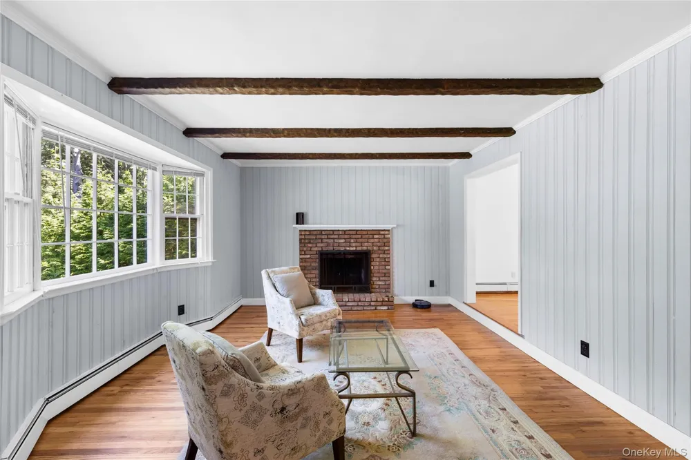 39 Sherwood Road Hampton Bays, NY 11946