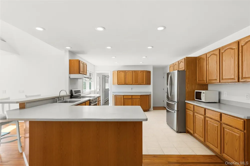 39 Sherwood Road Hampton Bays, NY 11946