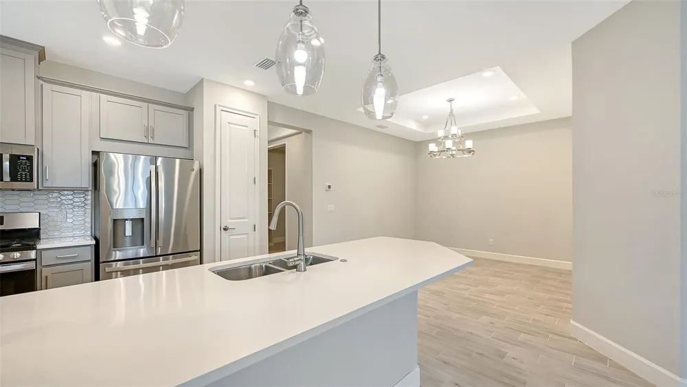 6066 MESA GLEN Bradenton, FL 34203