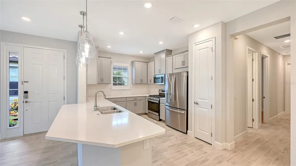 6066 MESA GLEN Bradenton, FL 34203