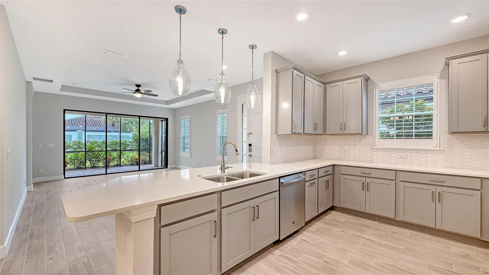 6066 MESA GLEN Bradenton, FL 34203