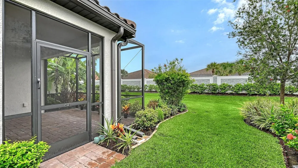 6066 MESA GLEN Bradenton, FL 34203