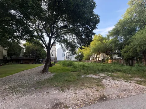1121 W 15th 1/2 Street