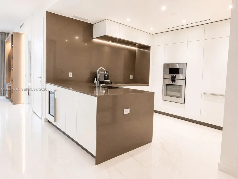 300 Biscayne Boulevard Way #2609W Miami, FL 33131