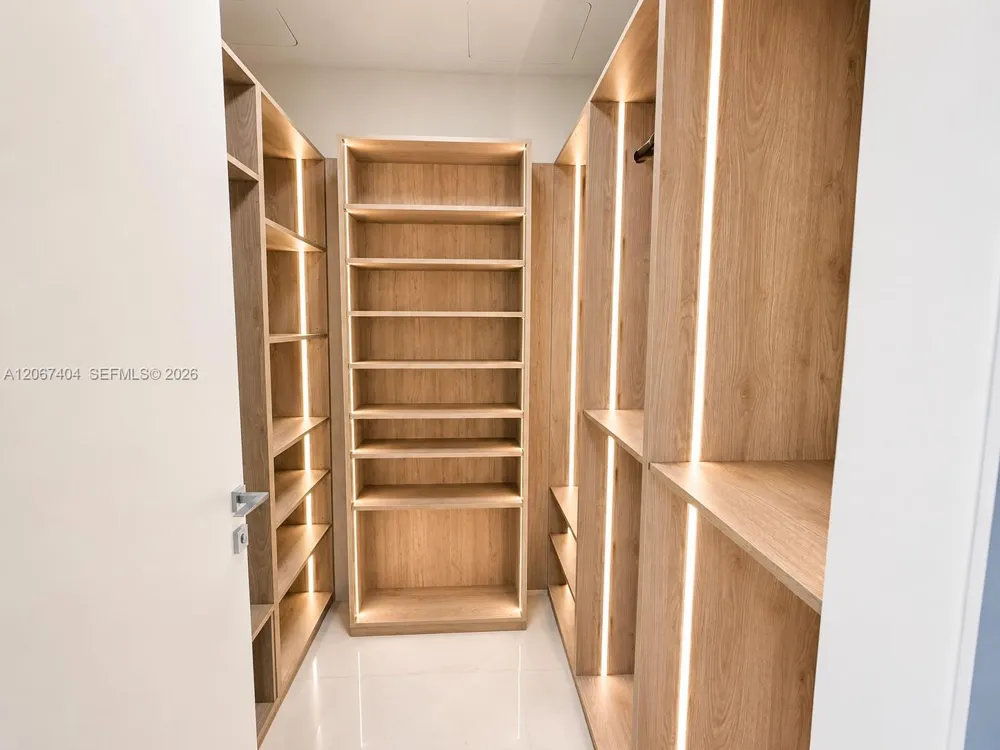 300 Biscayne Boulevard Way #2609W Miami, FL 33131