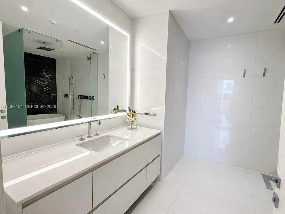 300 Biscayne Boulevard Way #2609W Miami, FL 33131