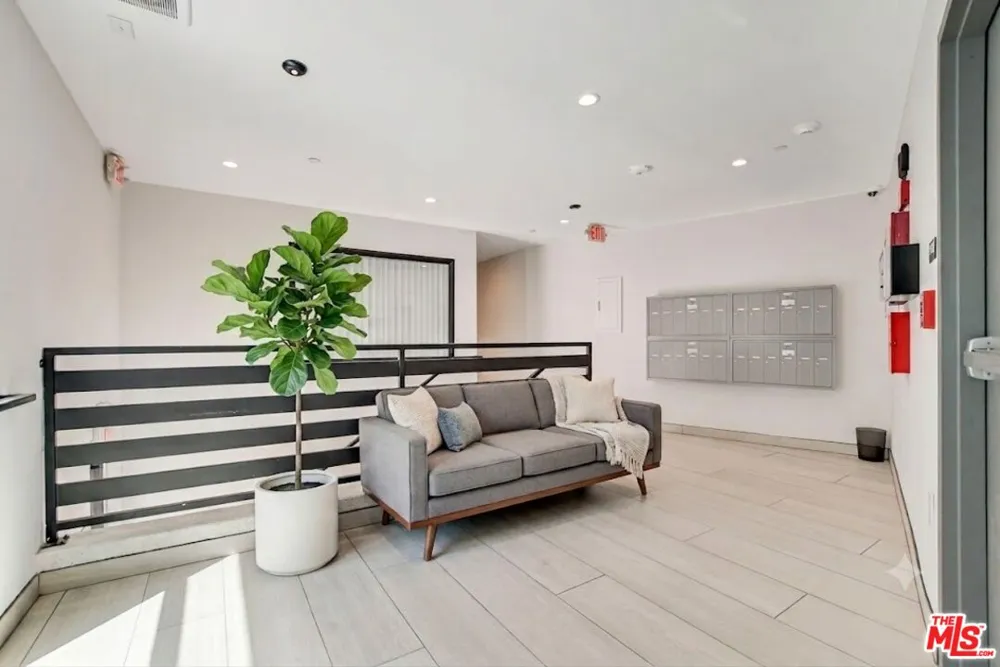 946 S Ridgeley Drive Los Angeles, CA 90036