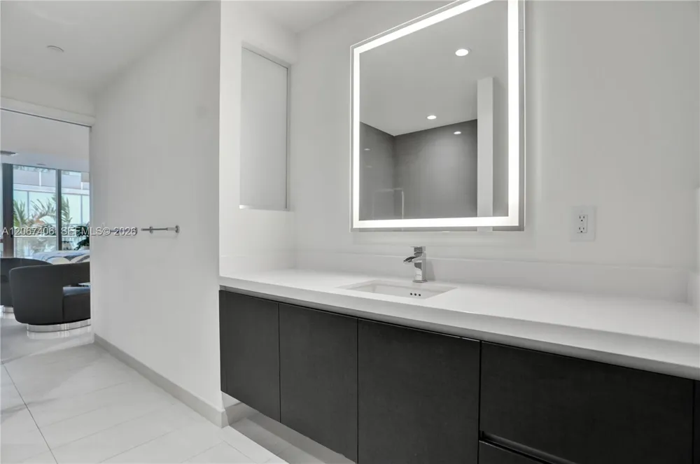 851 NE 1st Ave #202 Miami, FL 33132