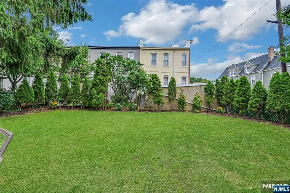 200-202 Oak Street Weehawken, NJ 07086