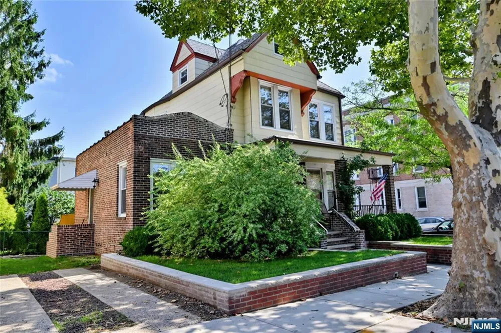 200-202 Oak Street Weehawken, NJ 07086