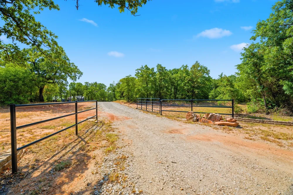 1226 County Road 1990 Chico, TX 76431
