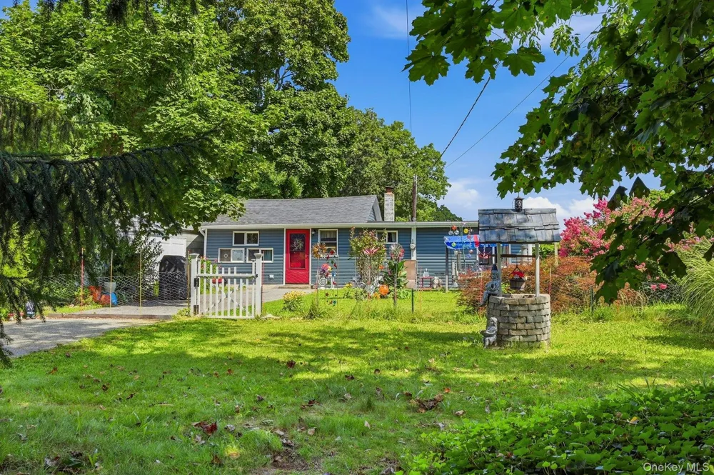 57 Sutton Court West Islip, NY 11795