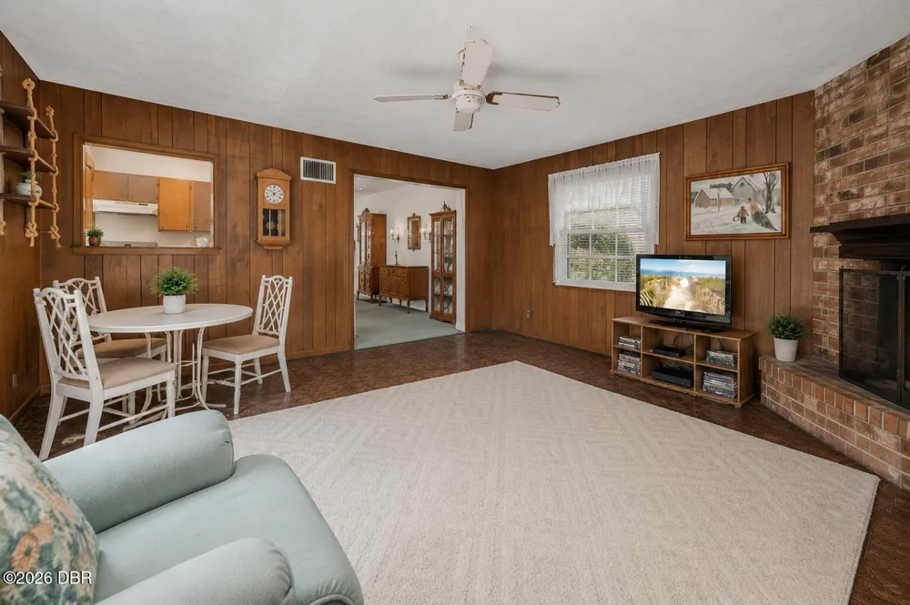 1160 Pineview Drive Daytona Beach, FL 32117