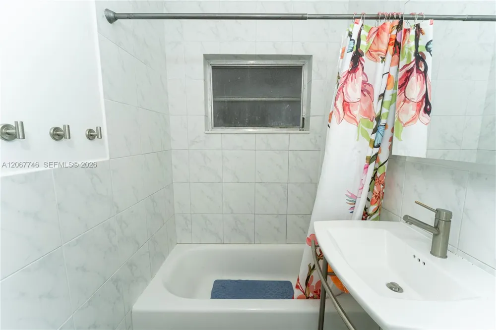 6250 NW 41st St Virginia Gardens, FL 33166