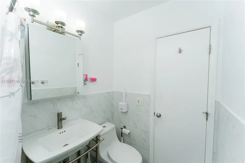 6250 NW 41st St Virginia Gardens, FL 33166