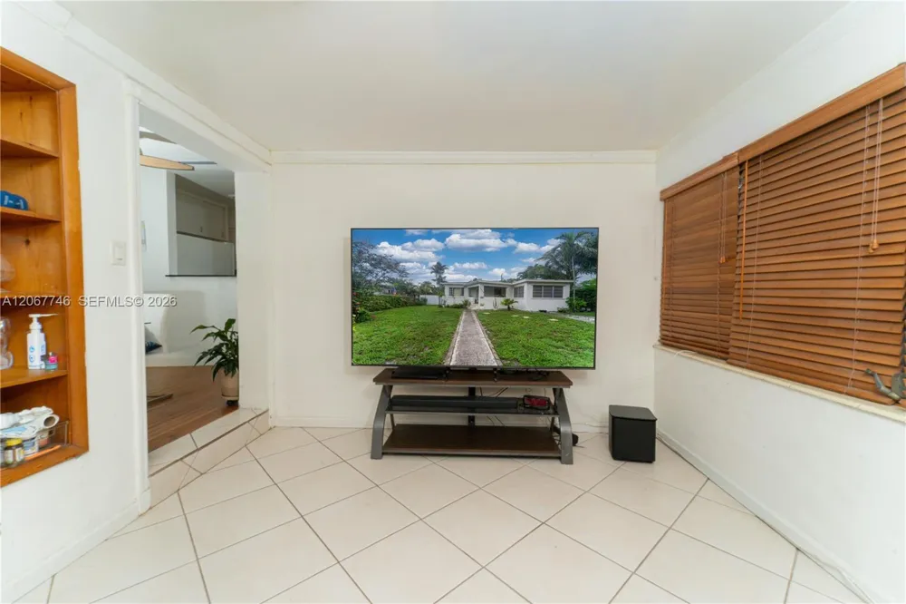 6250 NW 41st St Virginia Gardens, FL 33166