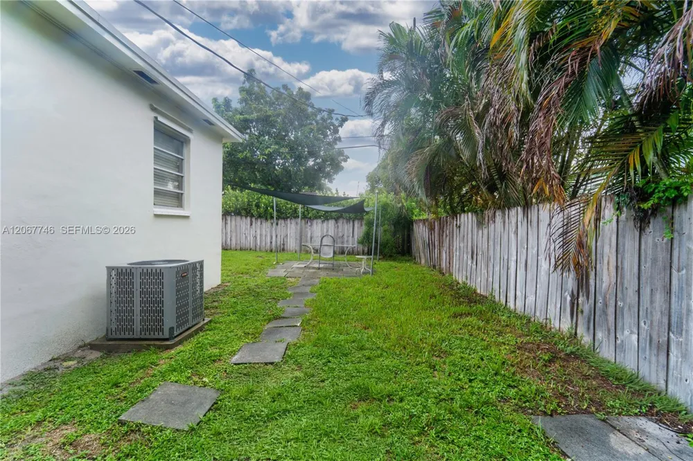 6250 NW 41st St Virginia Gardens, FL 33166