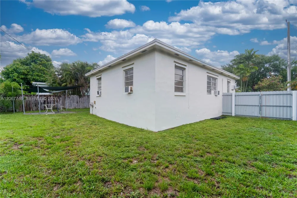 6250 NW 41st St Virginia Gardens, FL 33166
