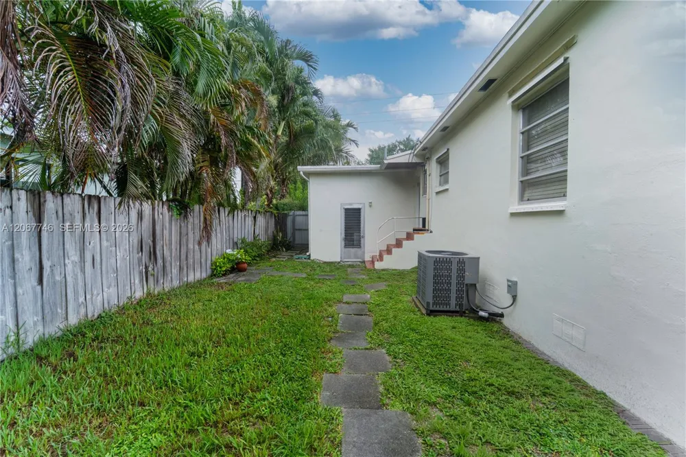6250 NW 41st St Virginia Gardens, FL 33166