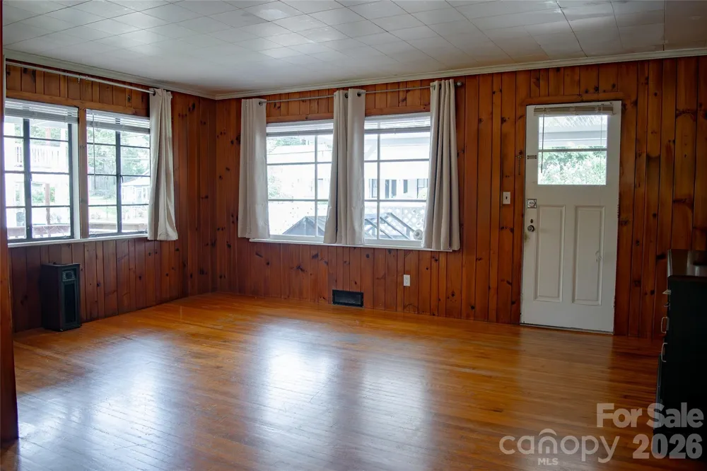 412 1st Avenue W Hendersonville, NC 28739