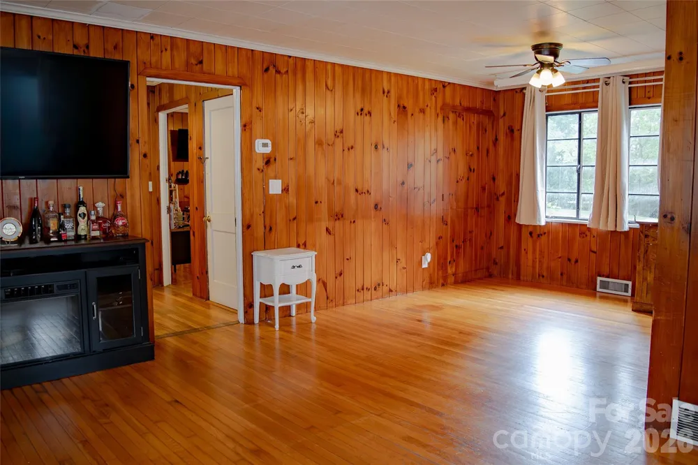 412 1st Avenue W Hendersonville, NC 28739