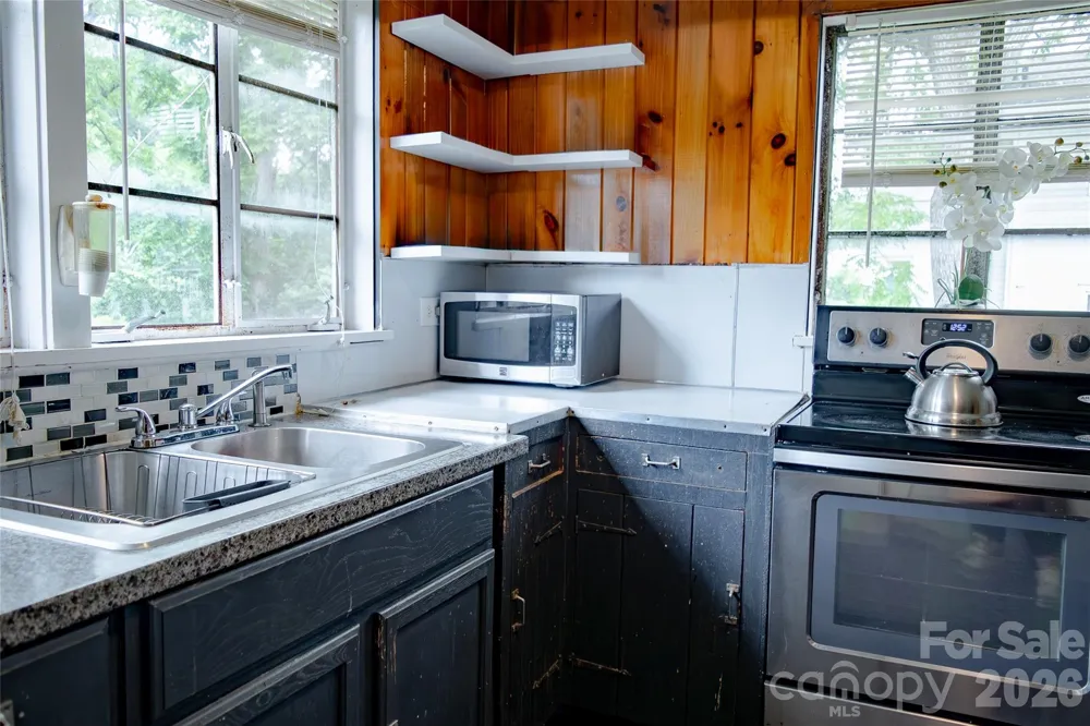 412 1st Avenue W Hendersonville, NC 28739