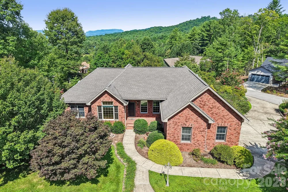 28 Tudor Crescent Court Hendersonville, NC 28739
