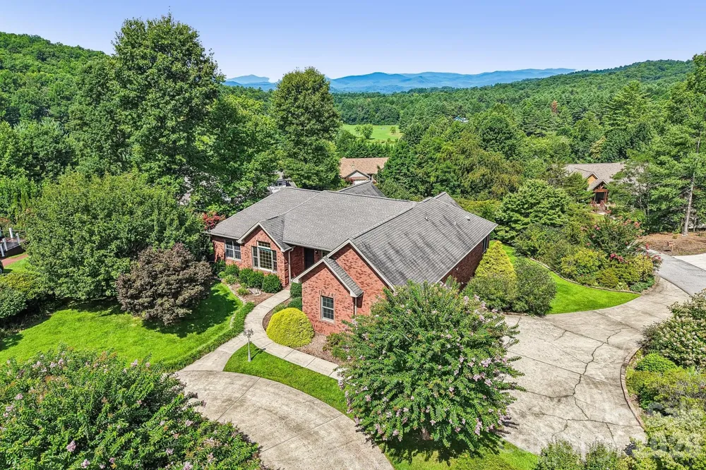 28 Tudor Crescent Court Hendersonville, NC 28739