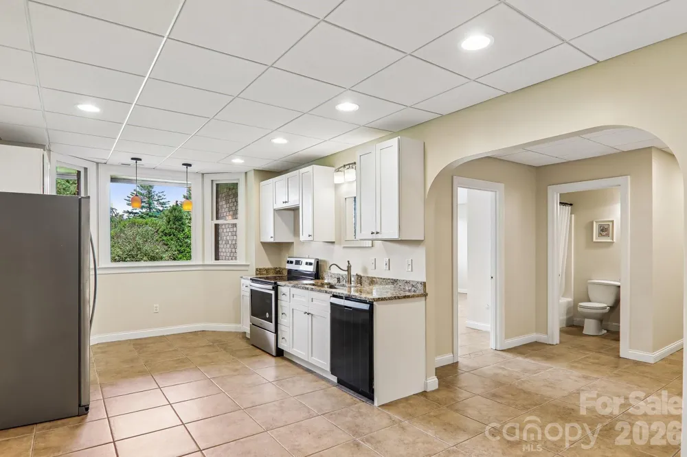 28 Tudor Crescent Court Hendersonville, NC 28739