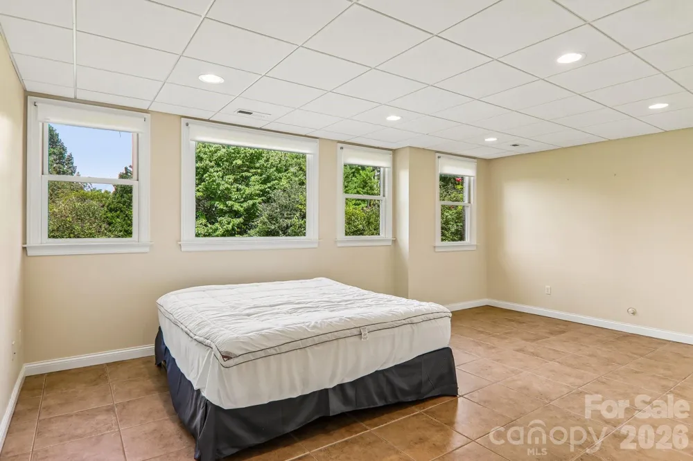 28 Tudor Crescent Court Hendersonville, NC 28739