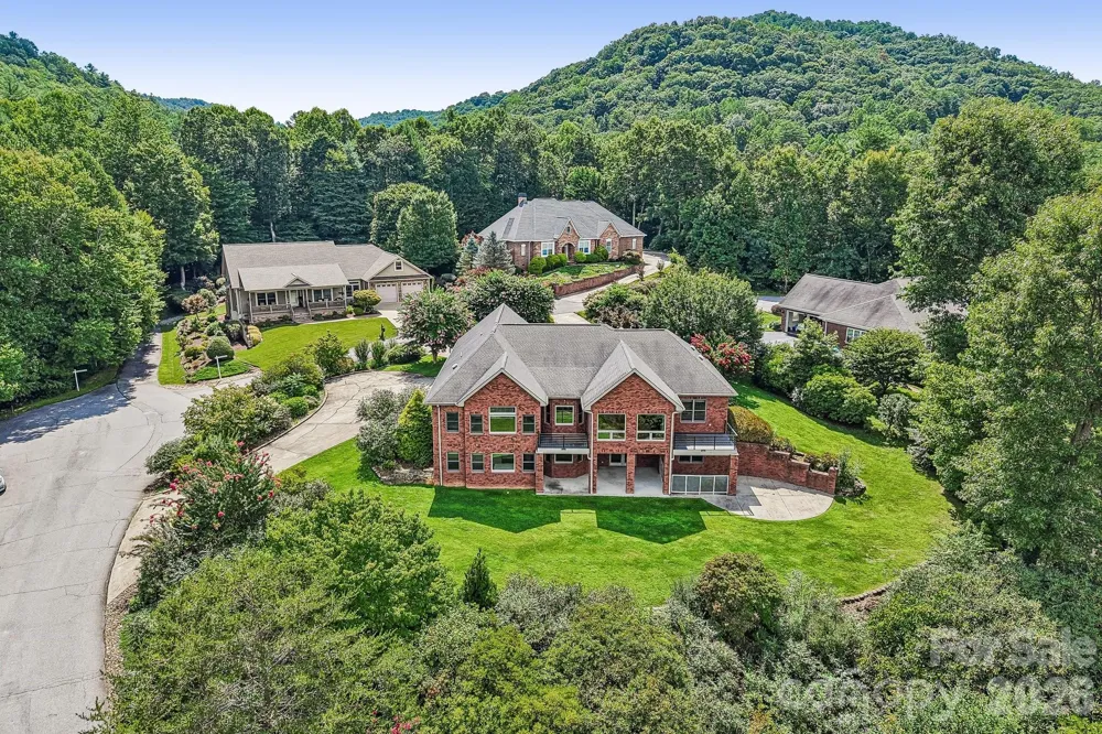 28 Tudor Crescent Court Hendersonville, NC 28739