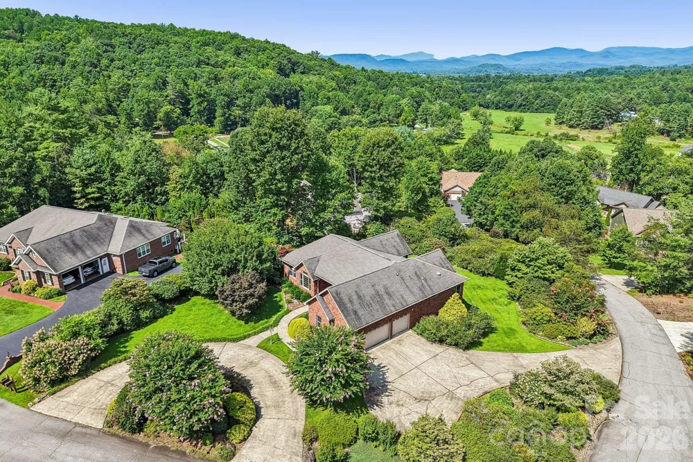 28 Tudor Crescent Court Hendersonville, NC 28739