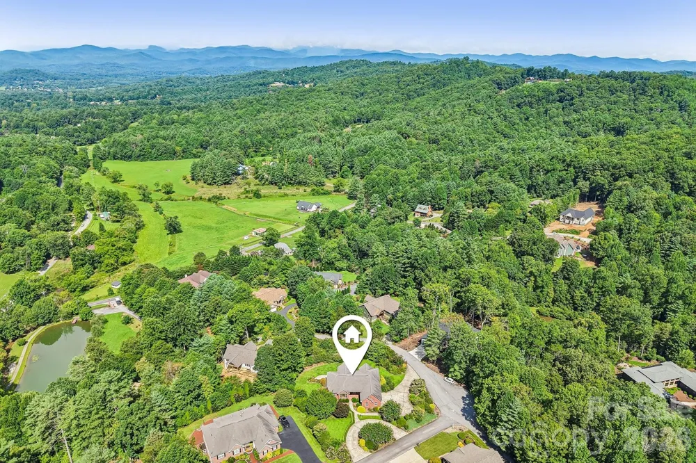 28 Tudor Crescent Court Hendersonville, NC 28739
