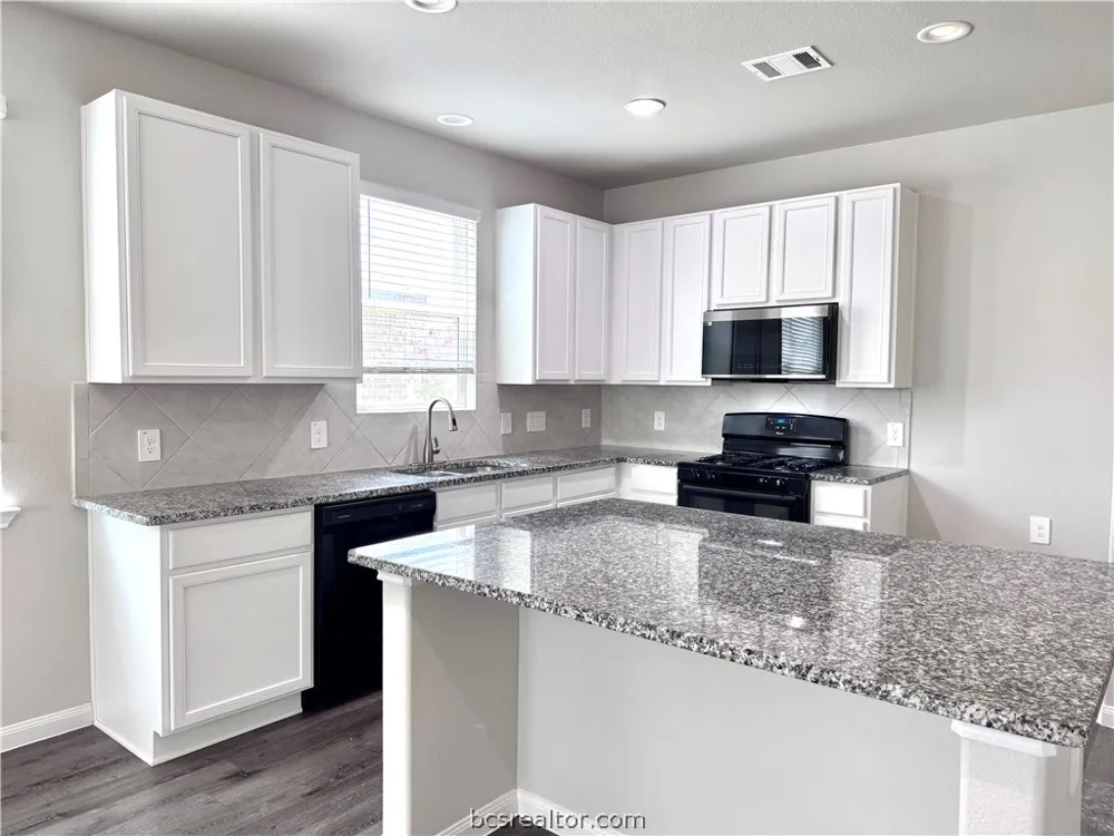 303 BLACK BEAR DRIVE Huntsville, TX 77320