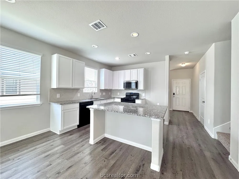 303 BLACK BEAR DRIVE Huntsville, TX 77320