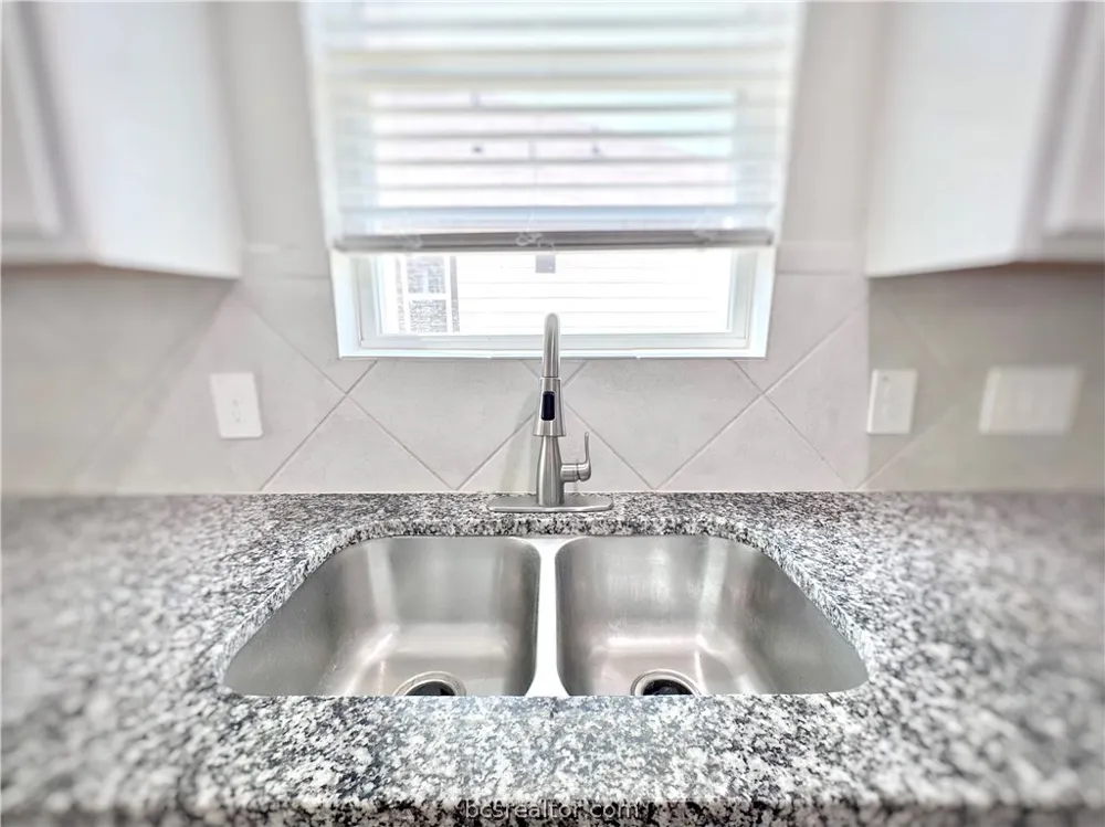 303 BLACK BEAR DRIVE Huntsville, TX 77320