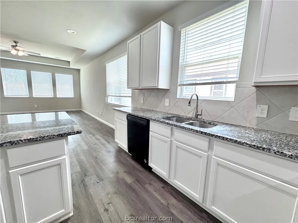 303 BLACK BEAR DRIVE Huntsville, TX 77320
