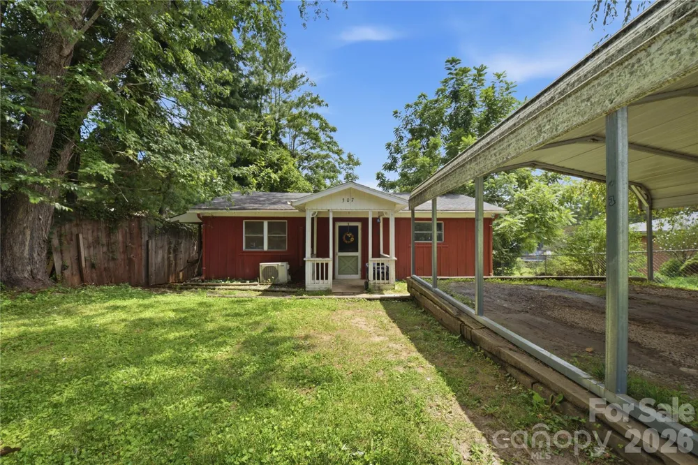 307 Beverly Avenue Hendersonville, NC 28792