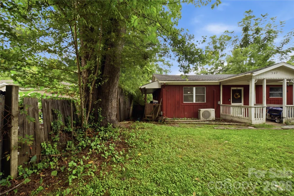 307 Beverly Avenue Hendersonville, NC 28792