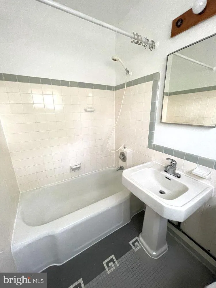 1643 PRESTON ROAD Alexandria, VA 22302