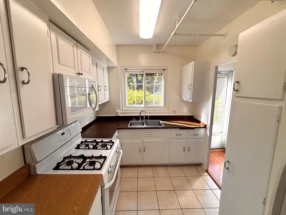 1643 PRESTON ROAD Alexandria, VA 22302