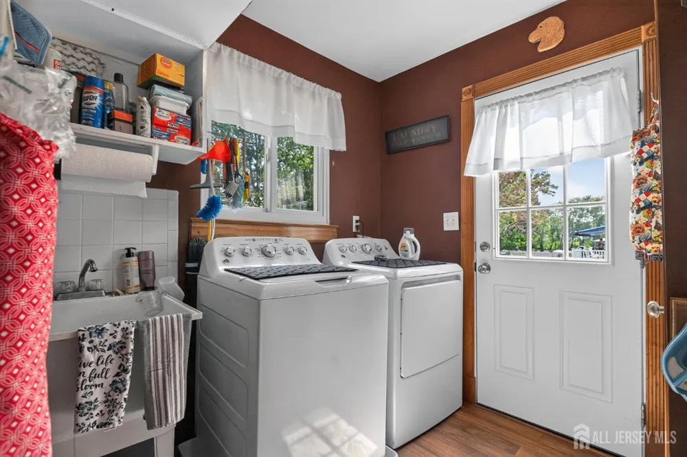 4 Windsor Road Howell, NJ 07731