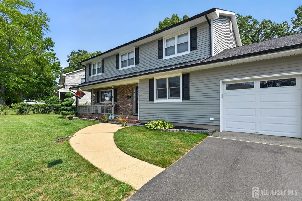 4 Windsor Road Howell, NJ 07731