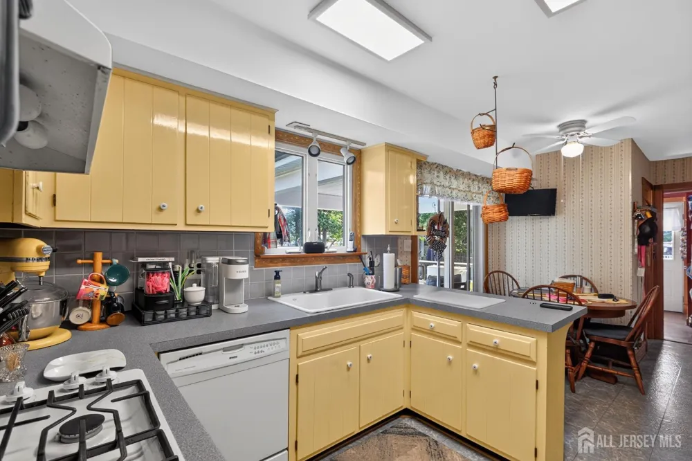 4 Windsor Road Howell, NJ 07731