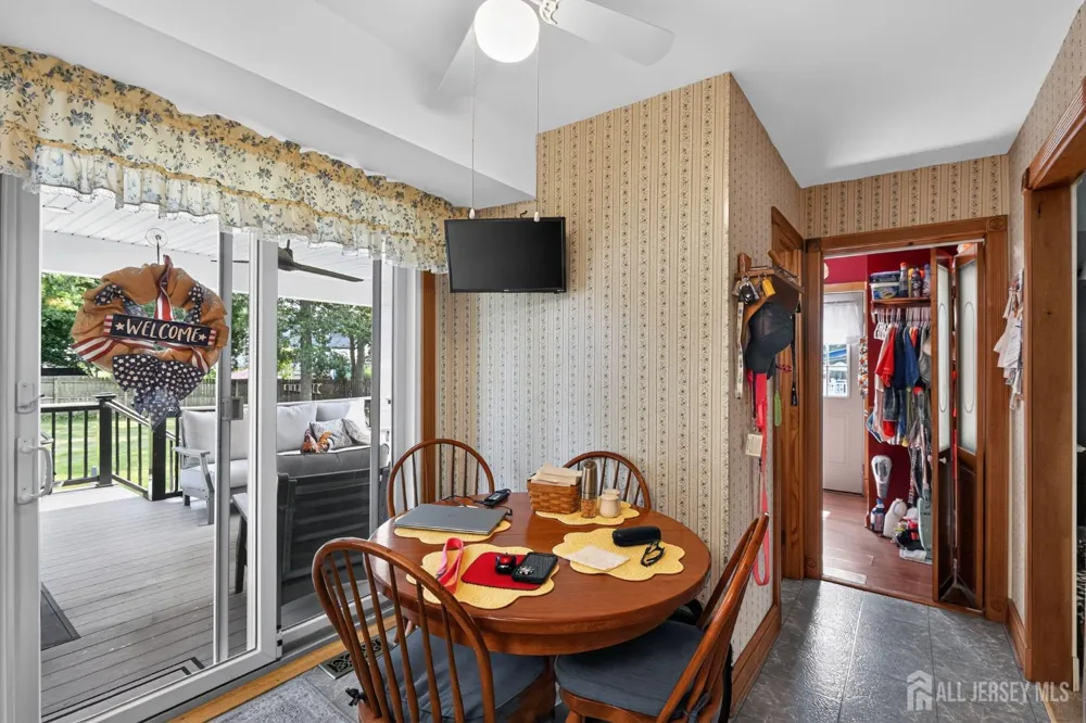 4 Windsor Road Howell, NJ 07731