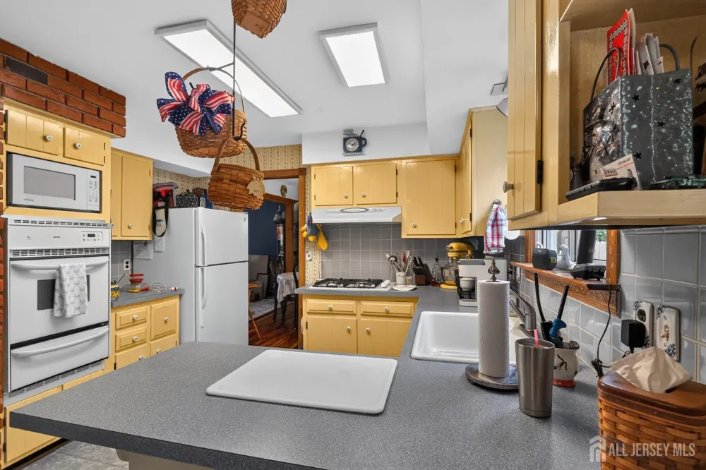 4 Windsor Road Howell, NJ 07731