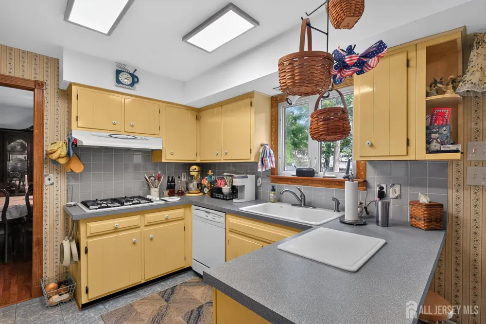 4 Windsor Road Howell, NJ 07731
